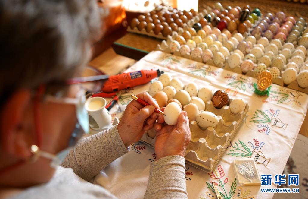 3月27日，一名女子在捷克奇索维采制作复活节彩蛋。新华社发（达娜·科什奈洛娃摄 ）