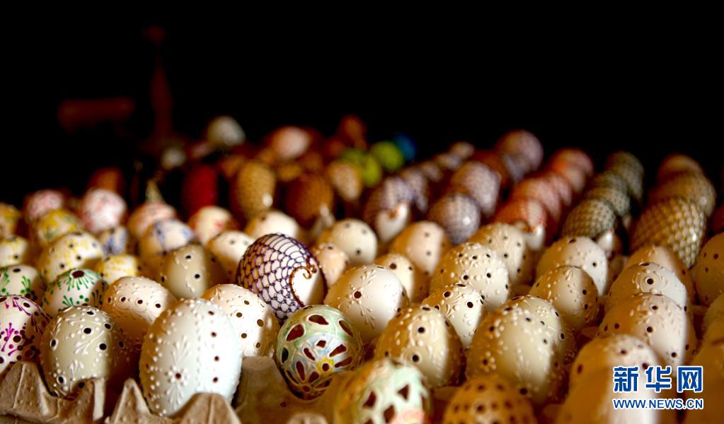 这是3月27日在捷克奇索维采拍摄的复活节彩蛋。复活节是捷克重要的节日之一，不少人保持着复活节前制作彩蛋的传统。他们在彩蛋上画出各种不同的图案，用蜂蜡封住颜色，还会用绳子等为彩蛋装饰，然后作为礼品赠送亲朋好友。新华社发（达娜·科什奈洛娃摄 ）
