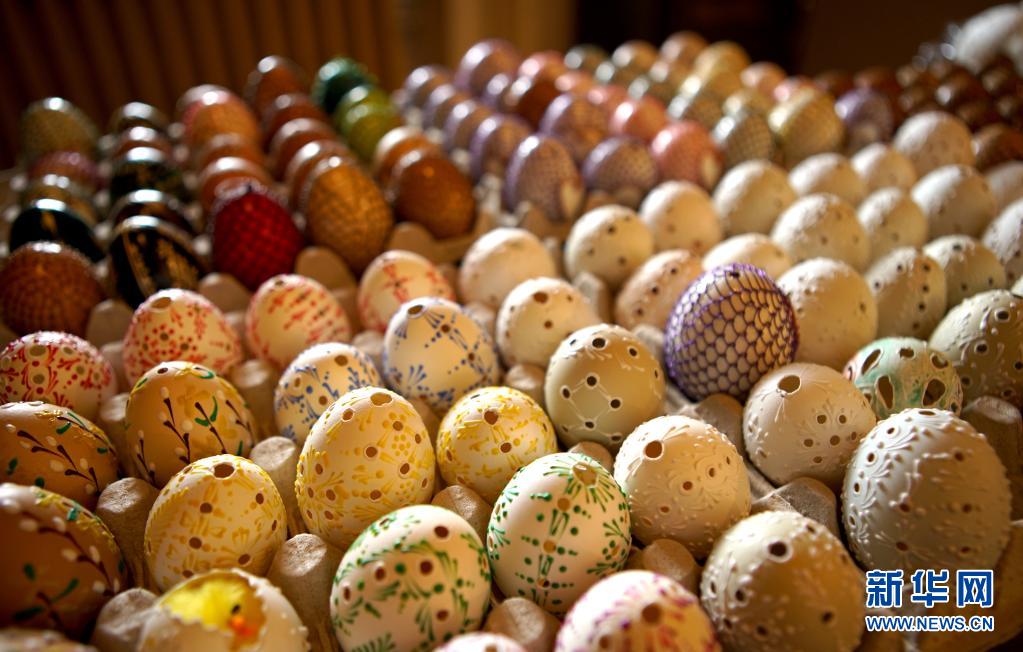 这是3月27日在捷克奇索维采拍摄的复活节彩蛋。新华社发（达娜·科什奈洛娃摄 ）