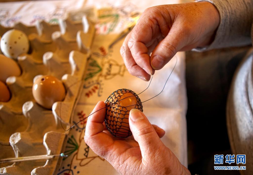 3月27日，一名女子在捷克奇索维采制作复活节彩蛋。新华社发（达娜·科什奈洛娃摄 ）