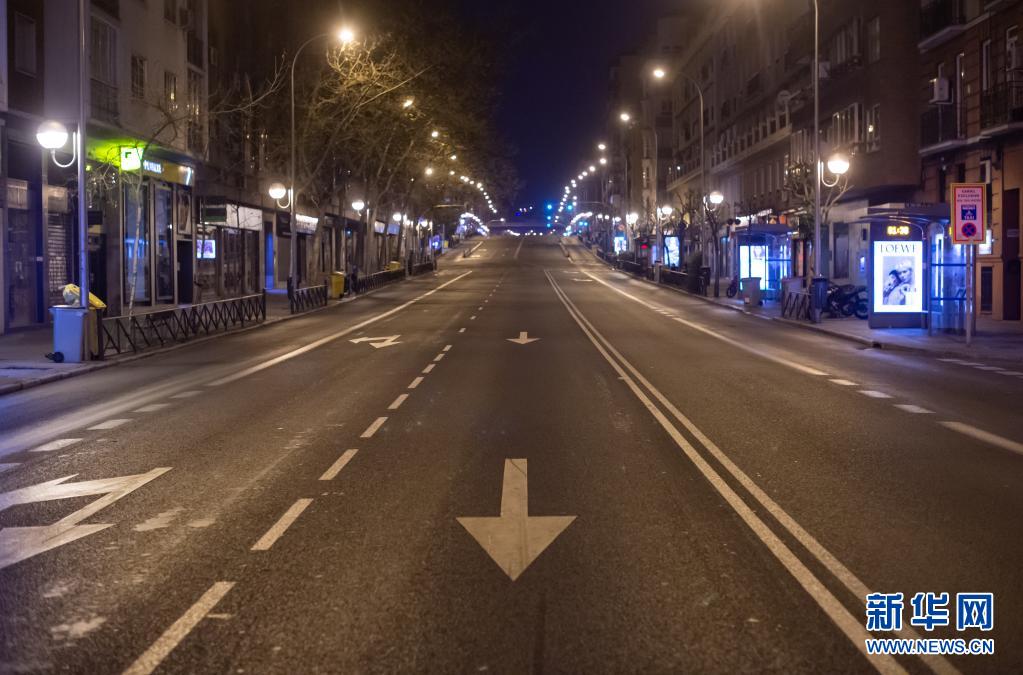 　　这是3月27日晚拍摄的西班牙马德里空荡荡的街头。　　3月28日至4月3日是西班牙传统的“圣周”，通常民众在这一周尽情狂欢、出门旅行、走亲访友。面对可能到来的第四波疫情，西班牙政府和各个自治区从3月26日至4月9日期间实行更为严格的限制措施，如提前宵禁时间，各自治区之间道路封闭等。　　新华社发（古斯塔沃·巴连特摄）