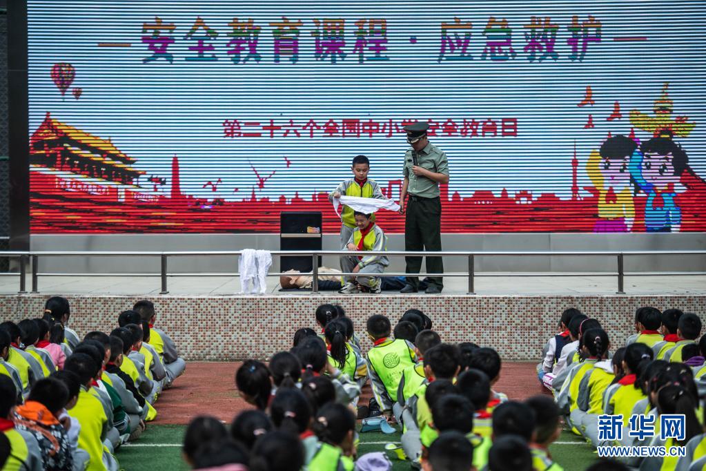 　　3月29日，芳草地国际学校贵阳分校的学生在学习三角巾包扎法。　　当日是全国中小学生安全教育日，芳草地国际学校贵阳分校开展安全教育及社会实践活动，普及应急救护知识，增强学生们的安全意识。　　新华社记者 陶亮 摄