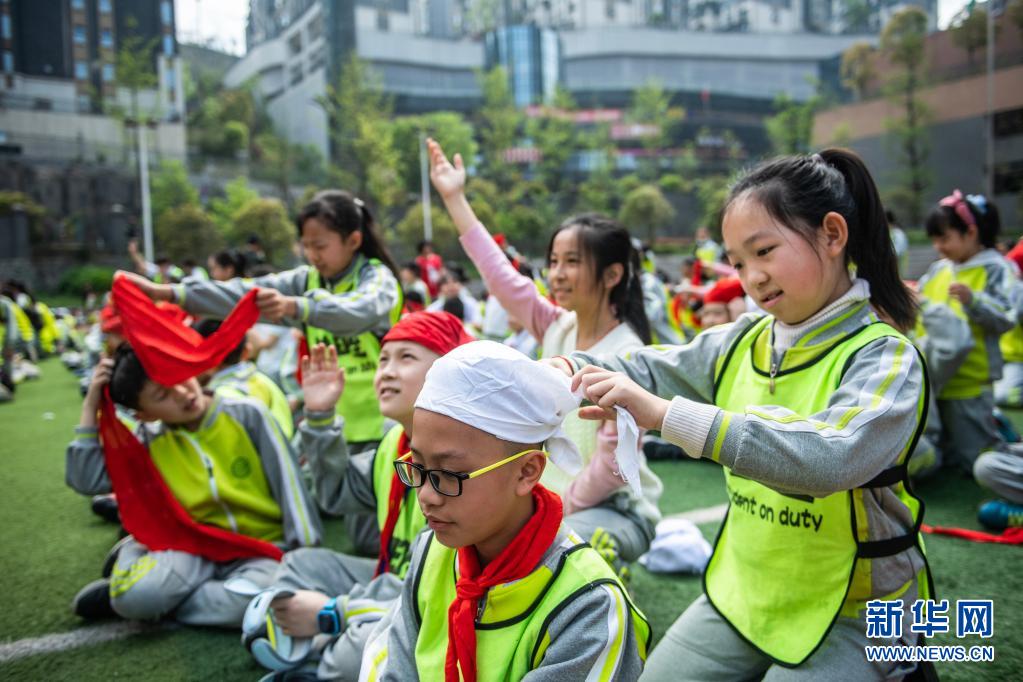 　　3月29日，芳草地国际学校贵阳分校的学生在学习三角巾包扎法。　　当日是全国中小学生安全教育日，芳草地国际学校贵阳分校开展安全教育及社会实践活动，普及应急救护知识，增强学生们的安全意识。　　新华社记者 陶亮 摄