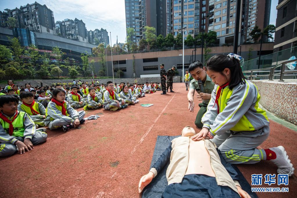 　　3月29日，芳草地国际学校贵阳分校的学生在学习心肺复苏救护操作。　　当日是全国中小学生安全教育日，芳草地国际学校贵阳分校开展安全教育及社会实践活动，普及应急救护知识，增强学生们的安全意识。　　新华社记者 陶亮 摄