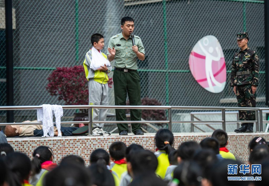 　　3月29日，授课教官在指导芳草地国际学校贵阳分校的学生学习三角巾包扎法。　　当日是全国中小学生安全教育日，芳草地国际学校贵阳分校开展安全教育及社会实践活动，普及应急救护知识，增强学生们的安全意识。　　新华社记者 陶亮 摄