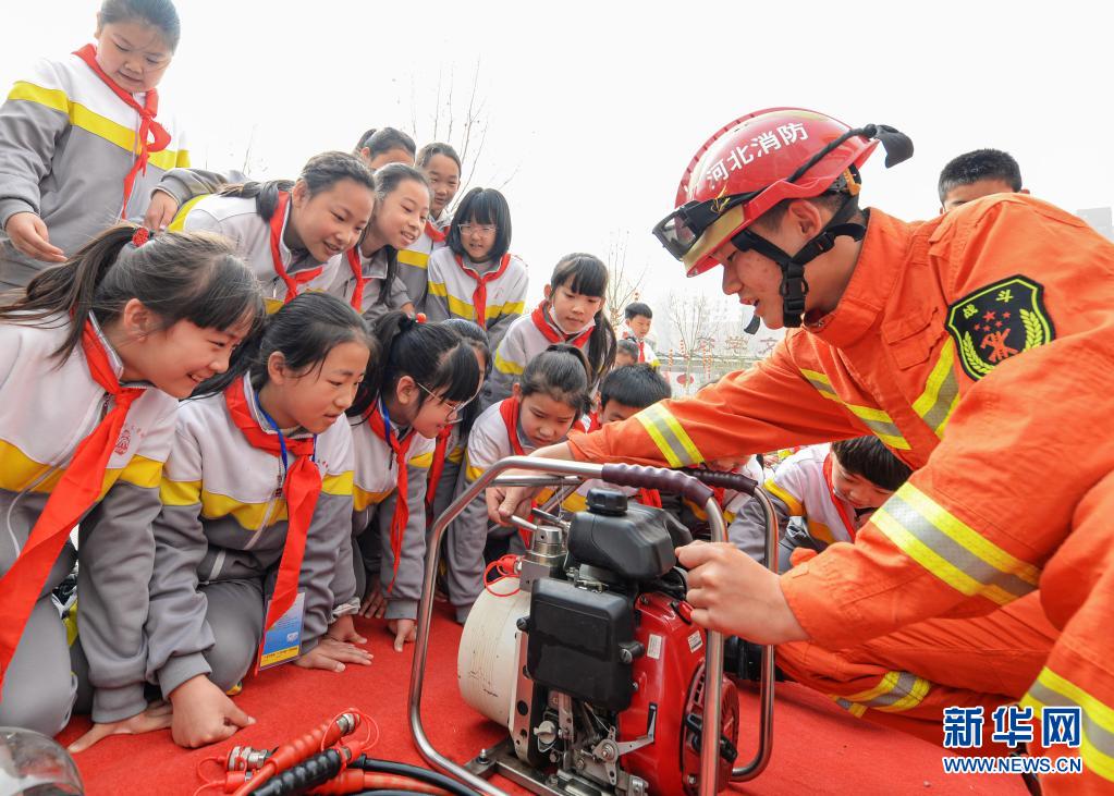 　　3月29日，河北省邯郸市磁县消防救援大队队员在磁县崇文学校向学生介绍消防设备。　　当日是全国中小学生安全教育日，河北省邯郸市磁县消防救援大队联合磁县崇文学校开展“消防安全伴我行”主题安全教育活动，向学生普及消防安全知识，增强学生消防安全意识。　　新华社记者 朱旭东 摄