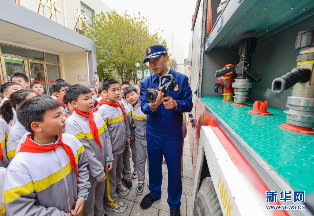 　　3月29日，河北省邯郸市磁县消防救援大队队员在磁县崇文学校向学生介绍消防装备。　　当日是全国中小学生安全教育日，河北省邯郸市磁县消防救援大队联合磁县崇文学校开展“消防安全伴我行”主题安全教育活动，向学生普及消防安全知识，增强学生消防安全意识。　　新华社记者 朱旭东 摄