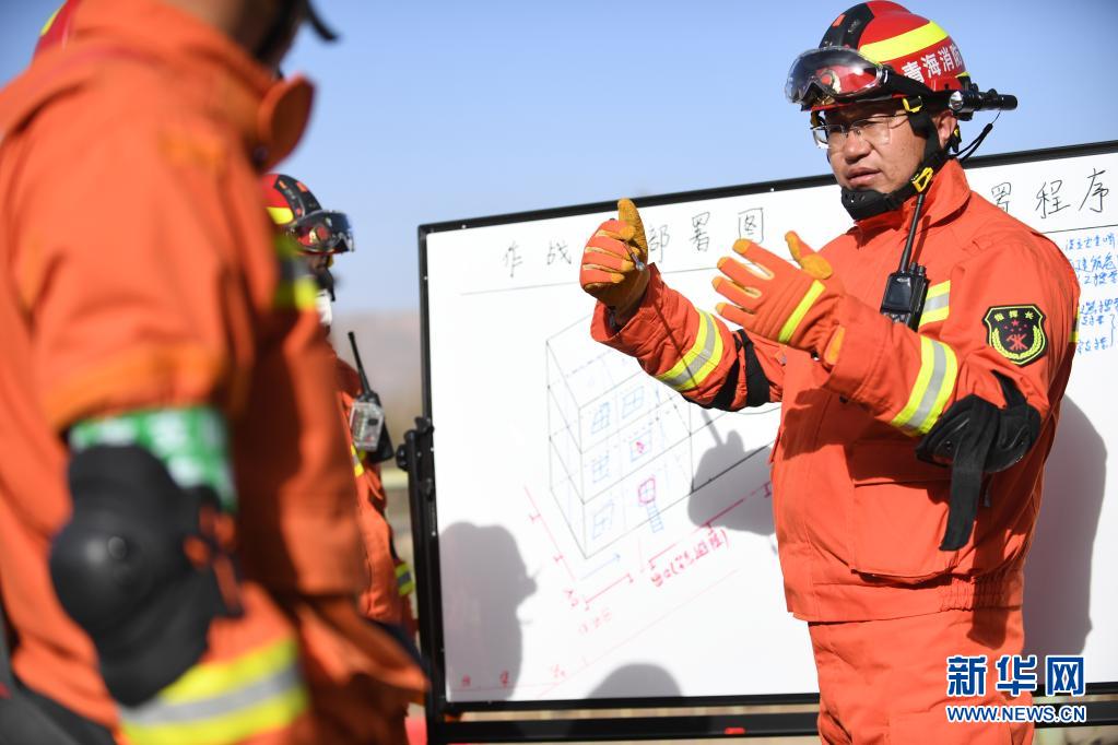 　　3月29日，青海海南地震轻型救援支队副支队长马仲英在布置模拟救援现场任务。　　当日，为期3天的“高原砺剑2021”重特大地震跨区域综合实战拉动演练在青海省黄南藏族自治州尖扎县举行，来自西宁、海北、海东、海西、海南、格尔木、黄南、果洛、玉树的3支地震重型救援队、6支地震轻型救援队和1支训练与战勤保障支队约700人参加演练。　　新华社记者 张曼怡 摄