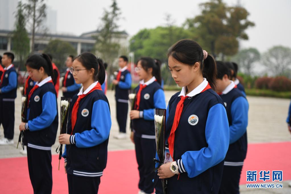 　　3月30日，长沙市长郡天心实验学校学生在湖南革命陵园烈士纪念碑前缅怀英烈。　　当日，在湖南省长沙市，共青团长沙市天心区委员会、天心区青年志愿者协会组织学生、志愿者来到湖南革命陵园祭扫烈士墓，表达对烈士的深切缅怀之情。　　新华社记者 薛宇舸 摄