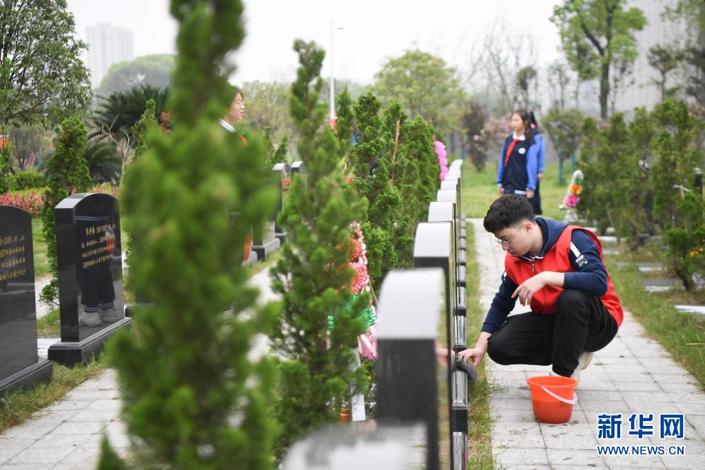 　　3月30日，志愿者在湖南革命陵园擦拭墓碑。新华社记者 薛宇舸 摄