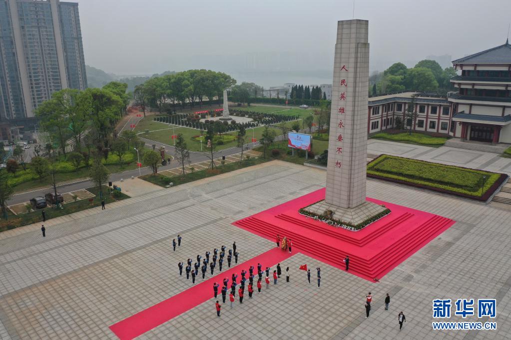 　　3月30日，学生和志愿者在湖南革命陵园烈士纪念碑前缅怀英烈（无人机照片）。新华社记者 薛宇舸 摄