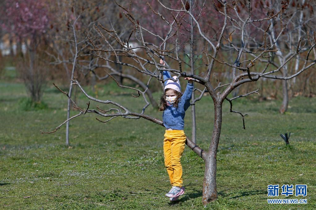 　　3月30日，一名儿童戴着口罩在罗马尼亚首都布加勒斯特一处公园游玩。　　罗马尼亚正面临新一波新冠疫情，而首都布加勒斯特是全国感染率较高的地区之一。目前，罗马尼亚全国范围处于宵禁状态，每天22时至次日5时居民的出行受限，所有人出门必须戴口罩。　　新华社发（克里斯泰尔摄）