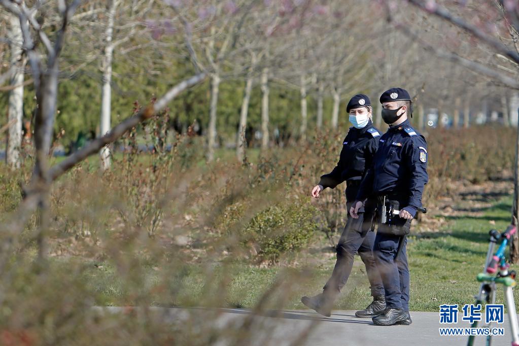 　　3月30日，宪兵戴着口罩在罗马尼亚首都布加勒斯特一处公园执勤。　　罗马尼亚正面临新一波新冠疫情，而首都布加勒斯特是全国感染率较高的地区之一。目前，罗马尼亚全国范围处于宵禁状态，每天22时至次日5时居民的出行受限，所有人出门必须戴口罩。　　新华社发（克里斯泰尔摄）