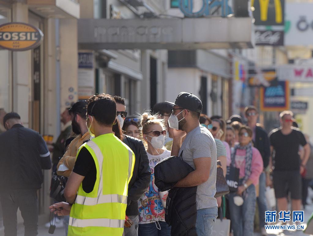 　　3月31日，市民在奥地利维也纳玛利亚希尔夫购物街上排队等待进入商场。　　奥地利首都维也纳从4月1日至11日采取封禁措施，其中包括关闭零售业商店等，不少民众选择在封禁前一日外出购物。　　新华社记者 郭晨 摄