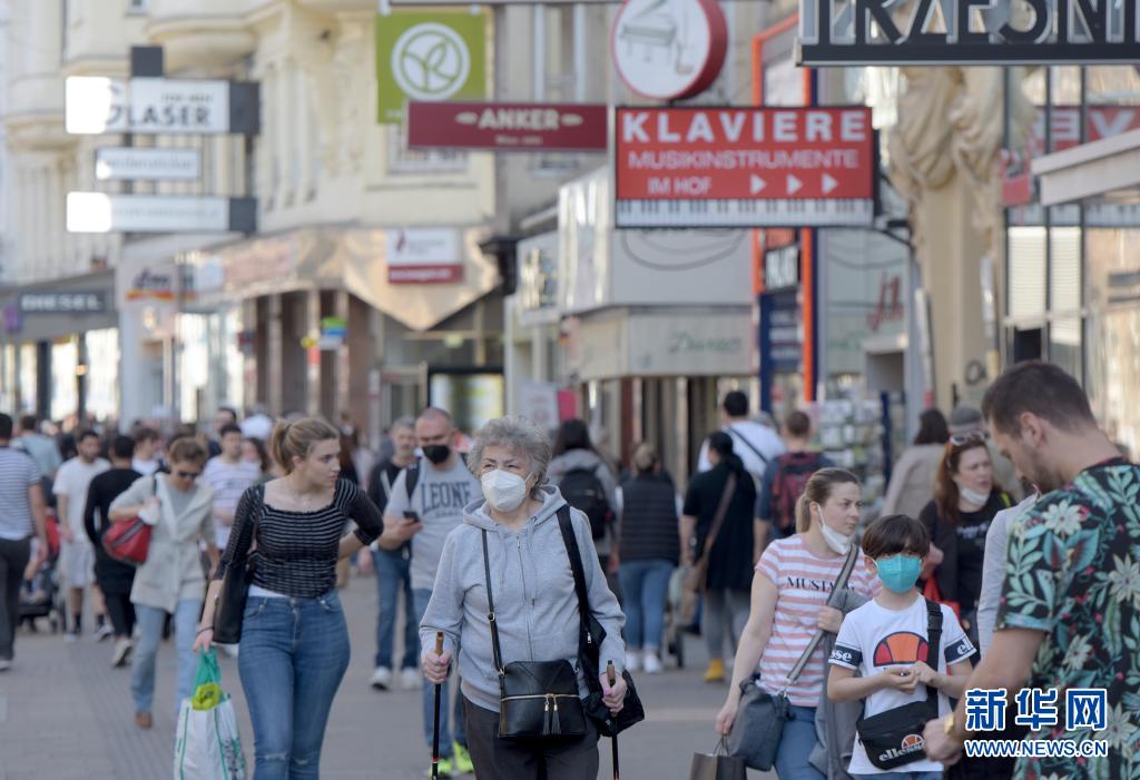 　　3月31日，市民走在奥地利维也纳玛利亚希尔夫购物街上。　　奥地利首都维也纳从4月1日至11日采取封禁措施，其中包括关闭零售业商店等，不少民众选择在封禁前一日外出购物。　　新华社记者 郭晨 摄