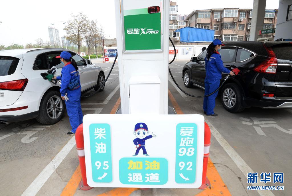 　　3月31日，河北省邯郸市丛台区一家加油站的工作人员给车辆加油。　　在连续九次上涨后，汽油、柴油价格迎来年内首次下调。国家发展改革委3月31日称，根据近期国际市场油价变化情况，按照现行成品油价格形成机制，自31日24时起，国内汽油、柴油价格每吨分别降低225元和220元，折合每升价格下调近2角。　　新华社发（郝群英 摄）