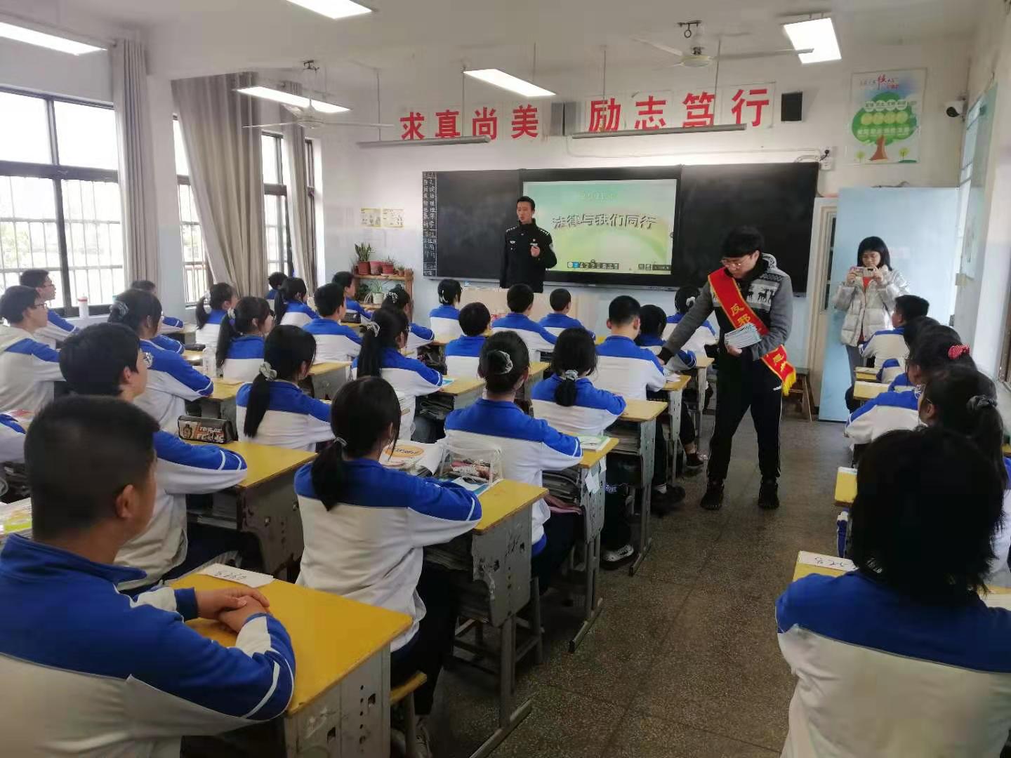 6.参观基地后，组织学生返回课堂，公安民警进行反邪教知识课堂教学