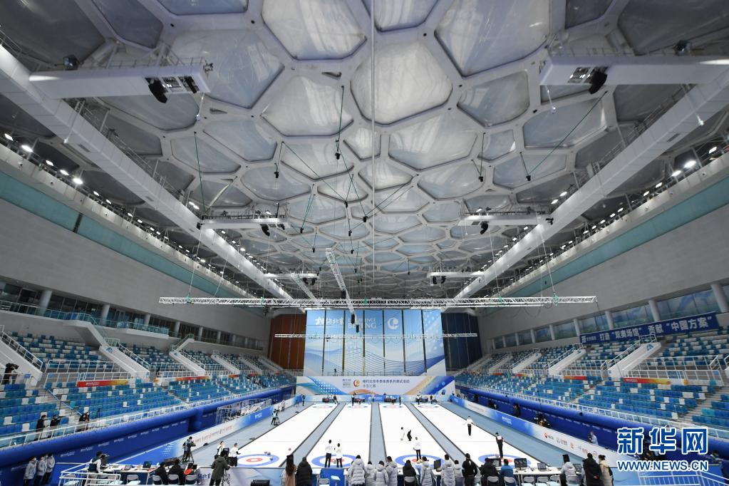 　　4月1日，运动员在冰壶项目测试活动中。　　当日，“相约北京”冰上项目测试活动启动。此次冰上项目测试活动共有七项赛事，包含五个冬奥项目，两个冬残奥项目，将分别在国家游泳中心、国家体育馆、国家速滑馆，首都体育馆、五棵松体育中心五个竞赛场馆举行。　　新华社记者 鞠焕宗 摄