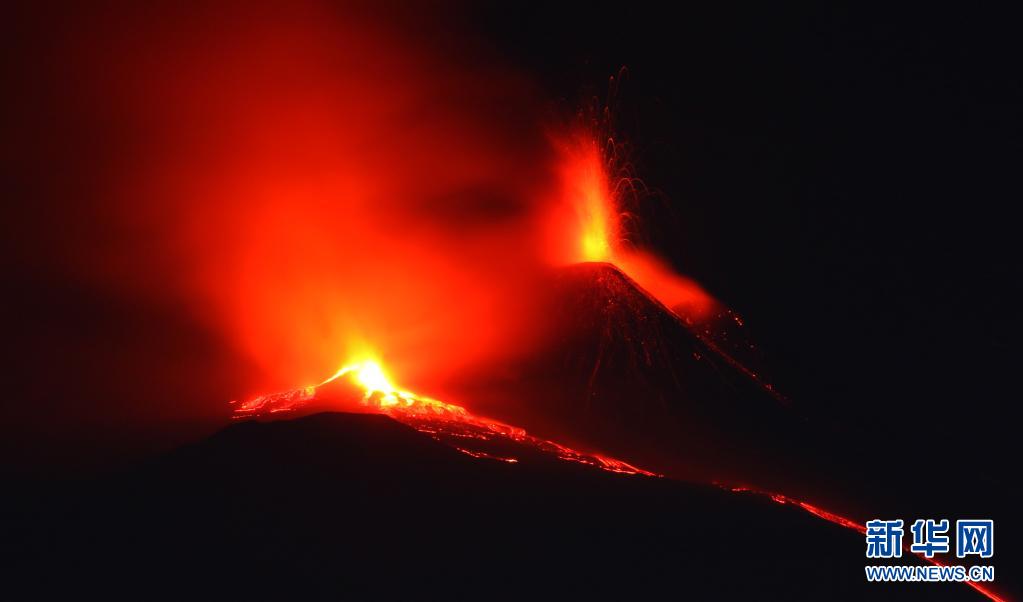 　　这是3月31日在意大利西西里岛拍摄的正在喷发的埃特纳火山。　　埃特纳火山是欧洲最高活火山，也被认为是地球上最活跃的火山之一。　　新华社发