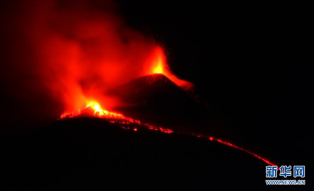 　　这是3月31日在意大利西西里岛拍摄的正在喷发的埃特纳火山。　　埃特纳火山是欧洲最高活火山，也被认为是地球上最活跃的火山之一。　　新华社发
