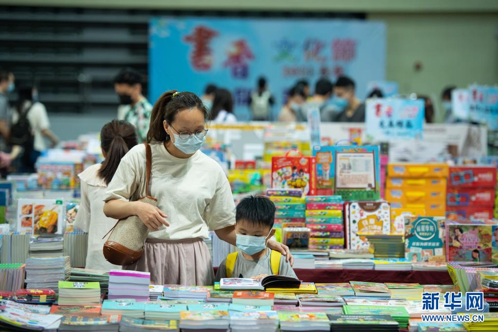 　　4月2日，读者在澳门“2021春季书香文化节”上选购图书。　　当日，澳门“2021春季书香文化节”开幕。据介绍，本次澳门春季书展为期10天，来自海峡两岸和港澳地区的约80个参展单位将展销近10万种图书、音像等出版物，书展上的新书发布分享会等活动场次较往年增加近一倍，并特设了中国共产党建党100周年专区。　　新华社记者 张金加 摄