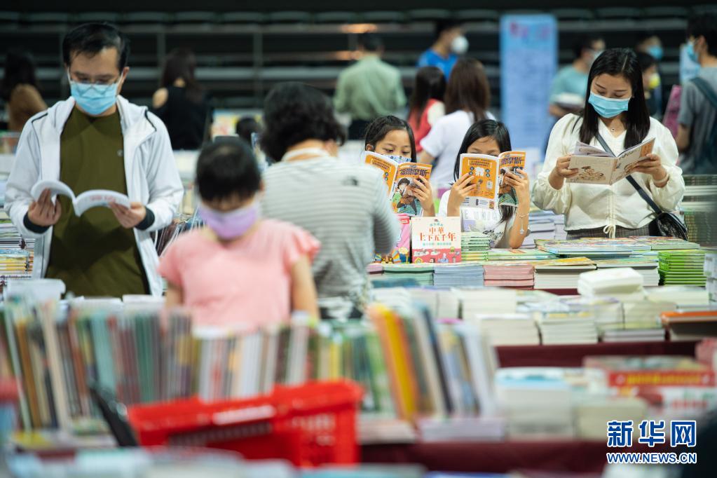 　　4月2日，读者在澳门“2021春季书香文化节”上选购图书。　　当日，澳门“2021春季书香文化节”开幕。据介绍，本次澳门春季书展为期10天，来自海峡两岸和港澳地区的约80个参展单位将展销近10万种图书、音像等出版物，书展上的新书发布分享会等活动场次较往年增加近一倍，并特设了中国共产党建党100周年专区。　　新华社记者 张金加 摄