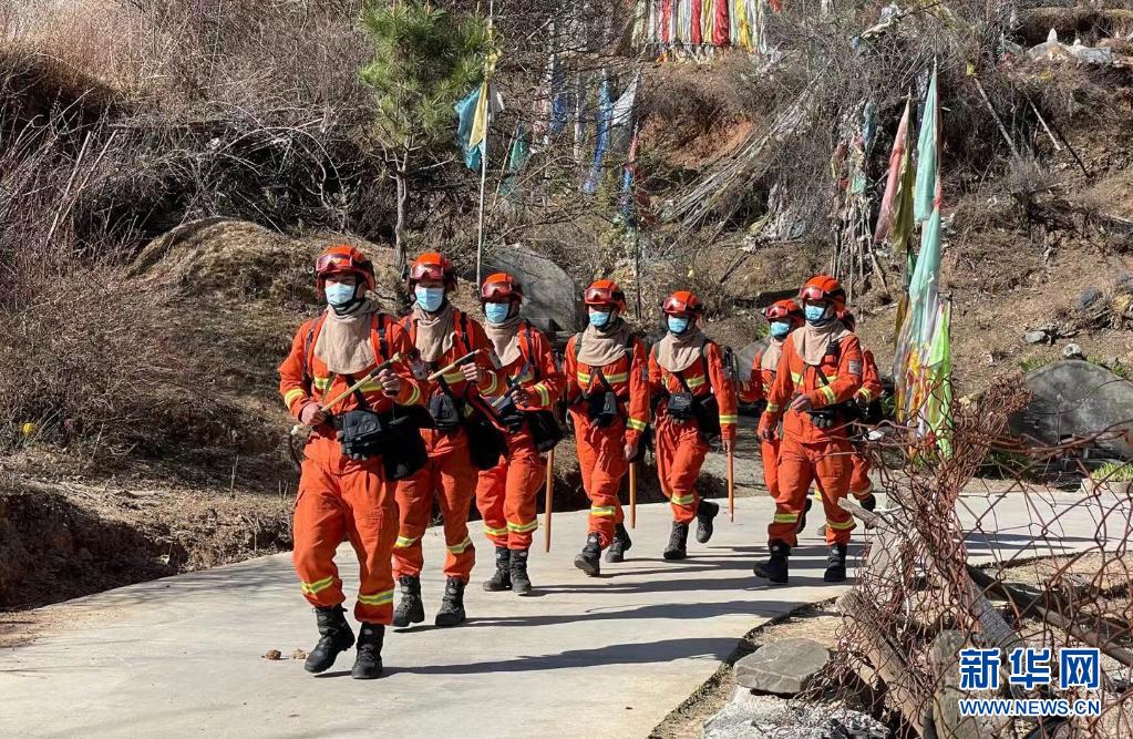 4月3日，四川甘孜州森林消防支队雅江大队消防员开展防火巡护。新华社发