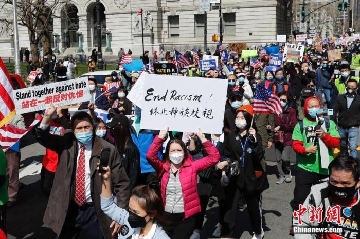 当地时间4月4日,纽约举行反仇恨亚裔大游行,上万民众手持标语在曼哈顿弗利广场集会后,游行穿过布鲁克林大桥至布鲁克林卡德曼广场。 <a target='_blank' href='http://www.chinanews.com/'>中新社</a>记者 廖攀 摄 点击进入下一页