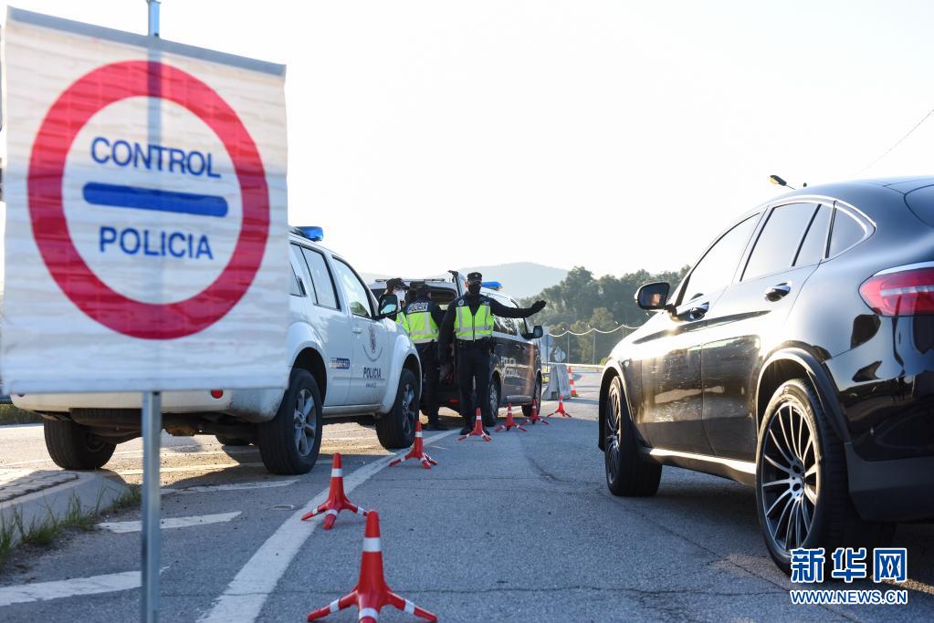 　　4月5日，工作人员在西班牙大萨尔萨和葡萄牙蒙福尔蒂纽边境处检查过往车辆。　　受新冠疫情影响，西班牙、葡萄牙两国于1月31日起开始陆地边境管控，根据4月3日西班牙国家公报的内容，两国边境管控将再度延长至4月16日凌晨。新华社发（古斯塔沃·巴连特摄）