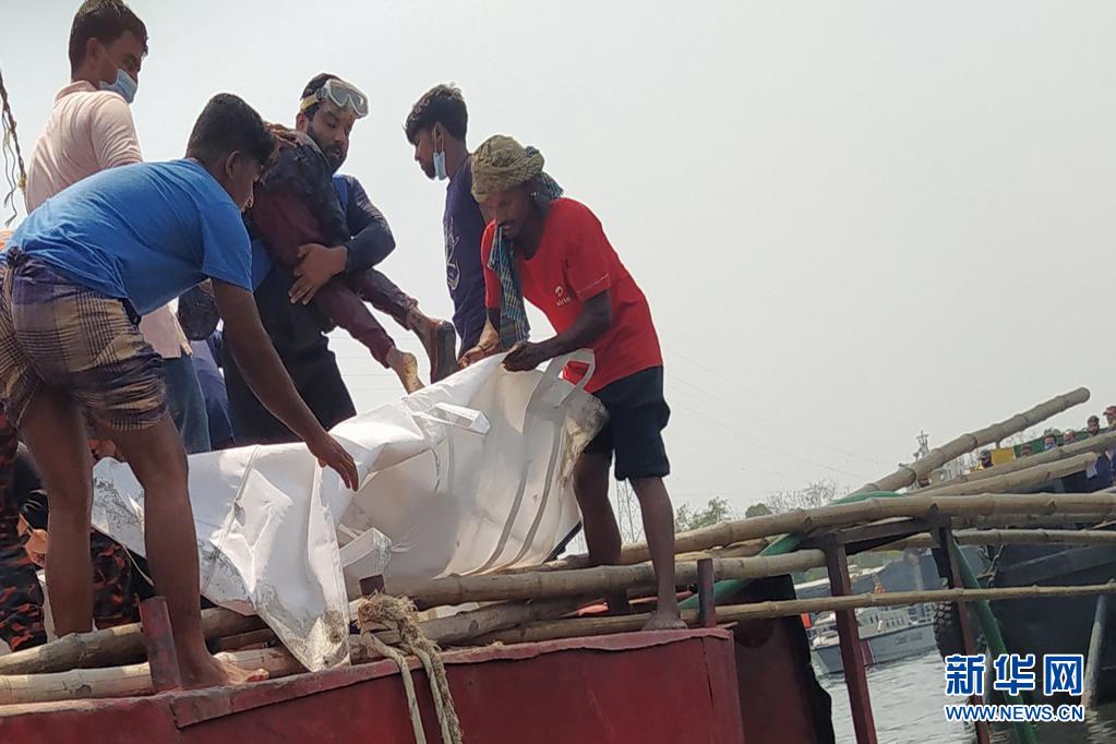 　　4月5日，搜救人员在孟加拉国纳拉扬甘杰地区转移遇难者遗体。　　孟加拉国消防与民防部门官员5日说，当地时间4月4日下午6时左右，在距离孟加拉国首都达卡约20公里的纳拉扬甘杰地区，一艘载有约50名乘客的渡船与另一艘船发生碰撞后沉没。截至5日下午，救援人员已发现26名死者。　　新华社发