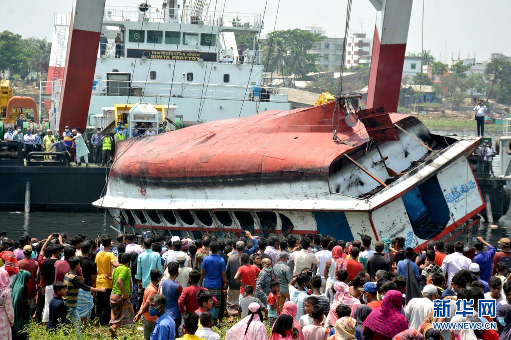 　　4月5日，搜救人员在孟加拉国纳拉扬甘杰地区打捞起沉船。　　孟加拉国消防与民防部门官员5日说，当地时间4月4日下午6时左右，在距离孟加拉国首都达卡约20公里的纳拉扬甘杰地区，一艘载有约50名乘客的渡船与另一艘船发生碰撞后沉没。截至5日下午，救援人员已发现26名死者。　　新华社发