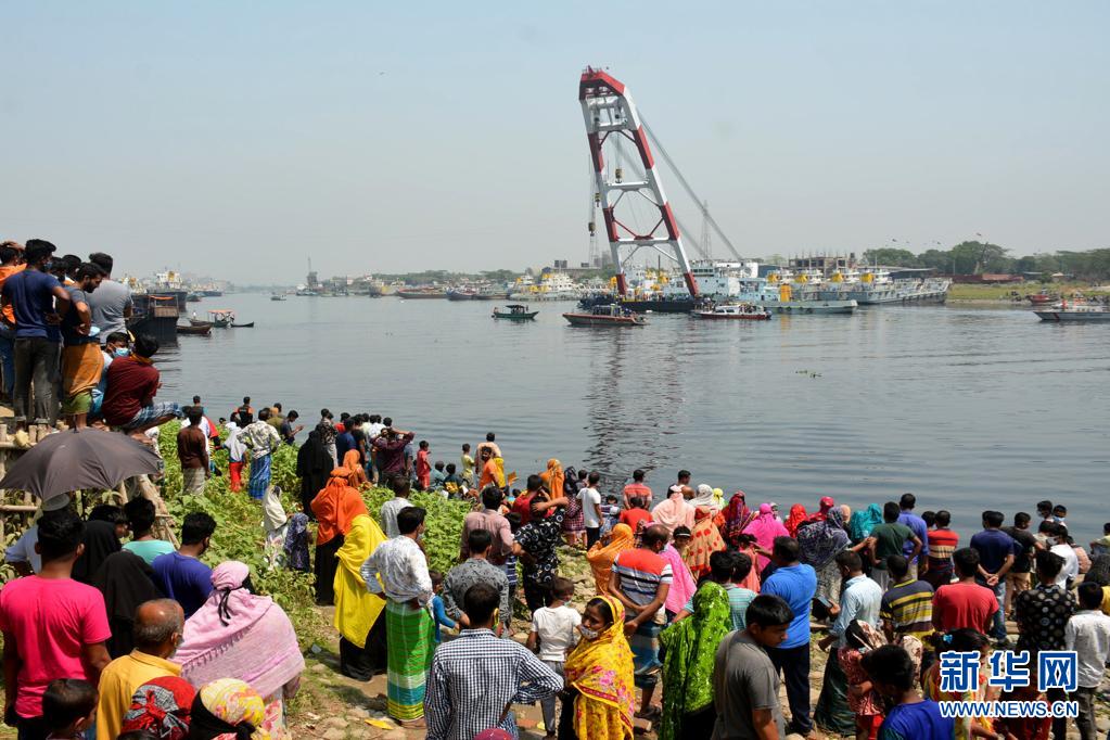 　　4月5日，人们围观孟加拉国纳拉扬甘杰地区的沉船搜救现场。　　孟加拉国消防与民防部门官员5日说，当地时间4月4日下午6时左右，在距离孟加拉国首都达卡约20公里的纳拉扬甘杰地区，一艘载有约50名乘客的渡船与另一艘船发生碰撞后沉没。截至5日下午，救援人员已发现26名死者。　　新华社发