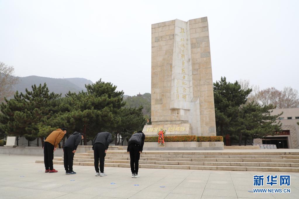 　　在位于北京市延庆区龙庆峡的平北抗日烈士纪念园，“寻找烈士志愿服务队”的队员向烈士纪念碑鞠躬（4月1日摄）。　　新华社记者王君璐摄