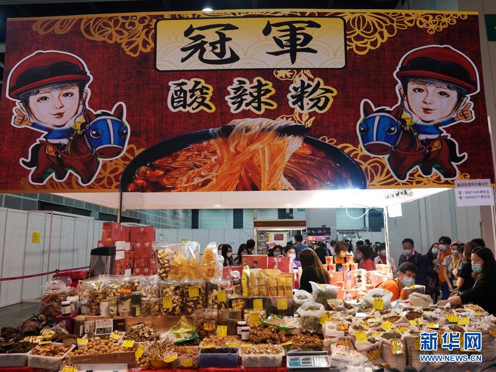 　　在香港会展中心举行的“第十八届香港春日美食节”上拍摄的参展商摊位（4月5日摄）。　　新华社记者 李钢 摄