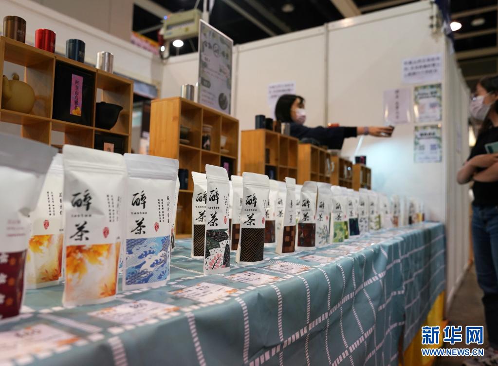 　　在香港会展中心举行的“第十八届香港春日美食节”上，参展商在招呼顾客（4月5日摄）。　　新华社记者 李钢 摄