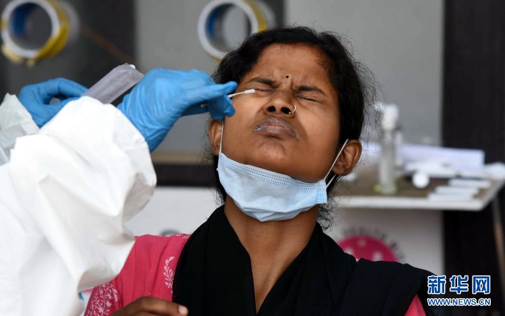 　　4月6日，一名女子在印度比哈尔邦巴特那接受新冠病毒检测。　　印度近期疫情持续反弹，新增病例激增，5日单日新增确诊病例超10万例。据印度卫生部6日发布的疫情数据，印度全国累计确诊病例已达12686049例。　　新华社发