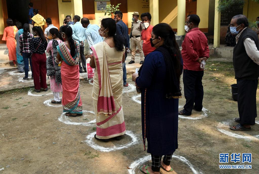 　　4月6日，选民在印度高哈蒂参加阿萨姆邦第三阶段议会选举投票时保持社交距离。　　印度近期疫情持续反弹，新增病例激增，5日单日新增确诊病例超10万例。据印度卫生部6日发布的疫情数据，印度全国累计确诊病例已达12686049例。　　新华社发