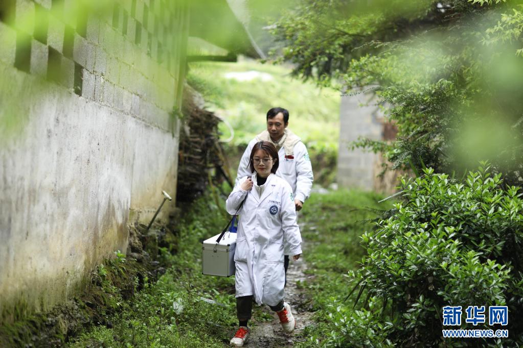 　　4月6日，在绥阳县枧坝镇杉木箐村，签约家庭医生上门为村民送医送药。　　近年来，贵州省遵义市绥阳县在巩固脱贫成果过程中，强化签约家庭医生作用，400多名家庭医生组成百余支“党员服务队”，定期或不定期进村入户为曾经的建档立卡贫困户提供免费健康指导、送医送药等服务，使全县37900多名曾经的建档立卡贫困群众享受到便捷的医疗卫生服务，防止因病致贫、因病返贫现象发生。　　新华社发（王长育 摄）