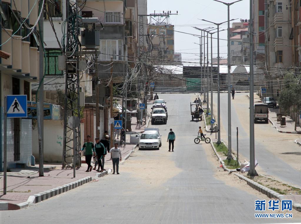 　　4月8日，加沙市民在空荡的街道上行走。　　为遏制加沙地带新冠疫情，实际控制加沙地带的巴勒斯坦伊斯兰抵抗运动（哈马斯）从7日起再次实施宵禁。每天21时至次日6时禁止车辆出行，但市民可以在街上行走，公共市场、商店、面包店和药店仍可营业。　　新华社发（里泽克 摄）