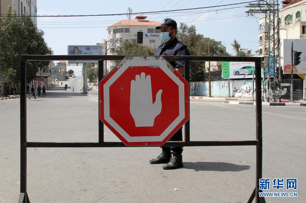 　　4月8日，警察在加沙街头执勤。　　为遏制加沙地带新冠疫情，实际控制加沙地带的巴勒斯坦伊斯兰抵抗运动（哈马斯）从7日起再次实施宵禁。每天21时至次日6时禁止车辆出行，但市民可以在街上行走，公共市场、商店、面包店和药店仍可营业。　　新华社发（里泽克 摄）