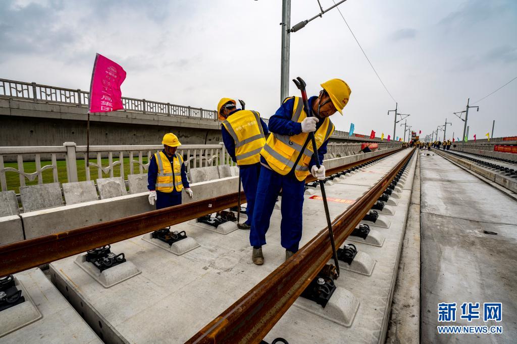 　　4月8日，中铁十一局三公司建设者在湖北省黄梅县孔垄北站安九高铁铺轨现场校正500米长轨滑动辊轮。　　当日，在湖北省黄梅县孔垄北站施工现场，中铁十一局施工人员开始进行安九高铁湖北段长轨铺设，标志着安九高铁湖北段进入铺轨阶段。安九高铁（安徽安庆至江西九江）正线全长198.3公里，是国家中长期铁路网规划“八纵八横”高速铁路主要通道京港（台）通道的重要组成部分，设计时速350公里。　　新华社记者 杜华举 摄