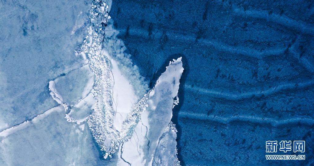 　　这是3月30日拍摄的青海湖开湖景观（无人机照片）。　　4月8日，记者从青海湖景区保护利用管理局了解到，除青海湖鸟岛南部、泉湾东侧有部分浮冰外，其它水域的冰层已融化，解冻面积达83%。被誉为青藏高原“蓝宝石”的青海湖褪去冰衣，全面开湖，呈现出湖水碧蓝、飞鸟翔集的壮美画卷。　　青海湖开湖分为“文开”“武开”。　　“武开”指冰面在大风影响下融解、挤压，冰层在湖边堆积成各种形态的冰坝，响声雷动；“文开”指随着气温升高，冰面逐渐变薄，缓慢融化。　　今年，湖面冰层涌向岸边，青海湖“借风使力”出现“武开”奇观。　　新华社记者 吴刚 摄