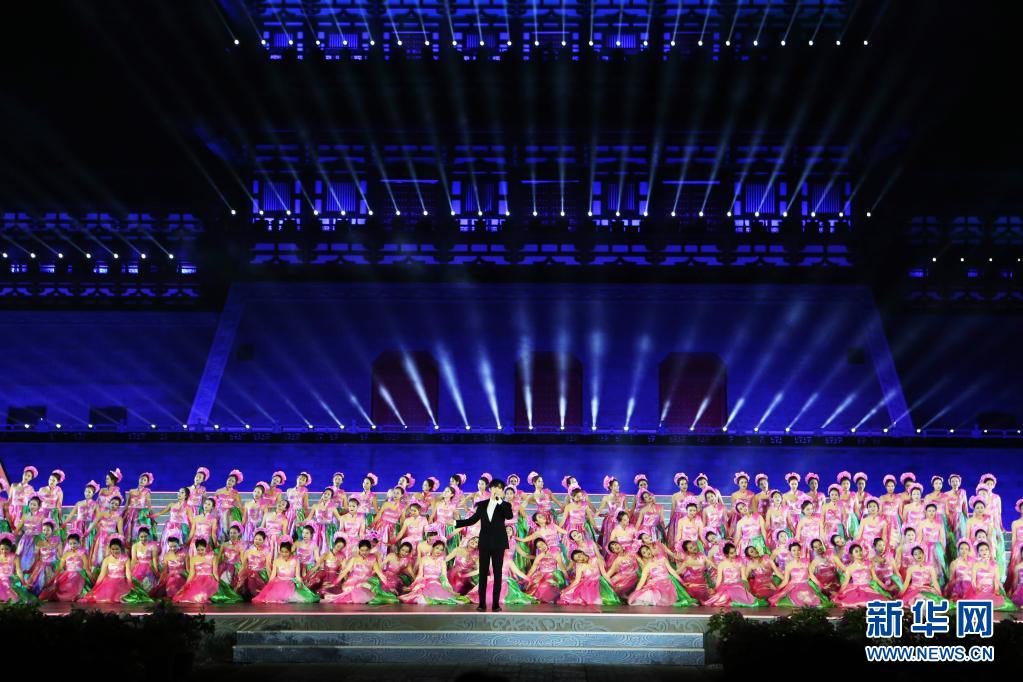 4月10日晚，第39届中国洛阳牡丹文化节开幕式在隋唐洛阳城应天门北广场举行。本届牡丹文化节将持续至5月10日。新华社记者许雅楠摄