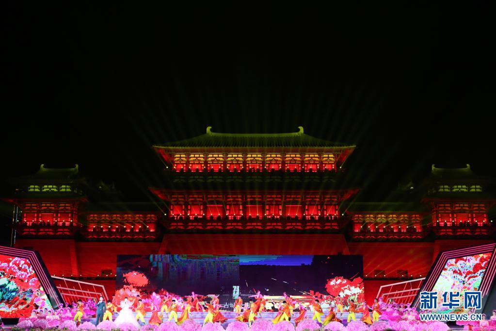 4月10日晚，第39届中国洛阳牡丹文化节开幕式在隋唐洛阳城应天门北广场举行。本届牡丹文化节将持续至5月10日。新华社记者许雅楠摄
