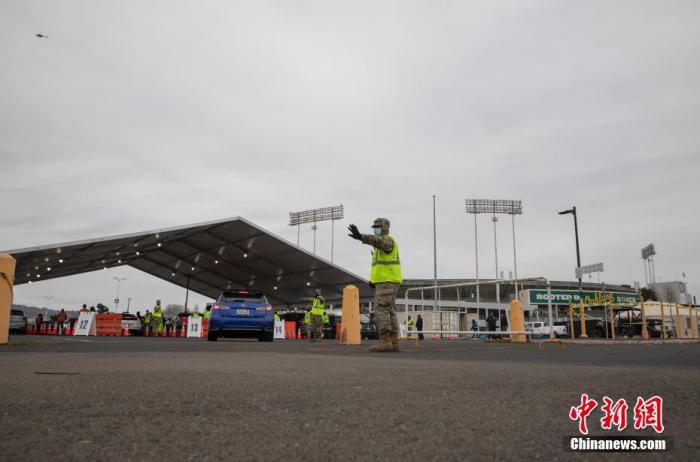 资料图:当地时间2月16日,设立在美国加州奥克兰体育场的大规模疫苗接种站向符合资格的民众开放。<a target='_blank' href='http://www.chinanews.com/'>中新社</a>记者 刘关关 摄 点击进入下一页