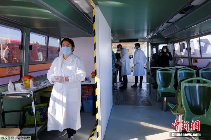 当地时间4月5日,意大利威尼斯,水上巴士在当天变为新冠疫苗接种站,为80岁以上的老年人接种新冠疫苗。 点击进入下一页