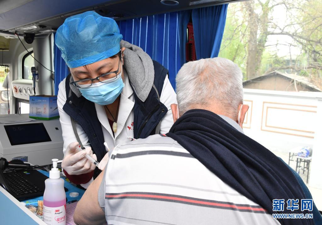 　　4月11日，在北京市海淀区羊坊店街道小马厂社区新冠疫苗临时接种点，医护人员在移动疫苗接种车上为接种人员接种新冠疫苗。　　近日，北京市海淀区首辆移动疫苗接种车在羊坊店街道投入使用。据了解，该移动疫苗接种车内划分有1个登记台和2个接种台，车上配备医用冷藏箱、空调等设备，保障新冠疫苗顺利接种。　　新华社记者 任超 摄