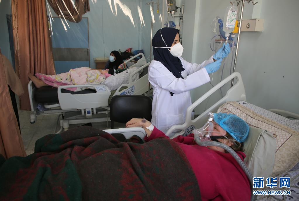 　　4月11日，一名医护人员在加沙地带的拉法为新冠患者治疗。　　加沙地带人口稠密，疫情严重。当地卫生专家说，加沙地带疫情肆虐主要与变异病毒输入有关。受新冠疫苗到货量严重不足影响，巴勒斯坦疫苗接种进度缓慢，远不能满足当地民众接种需求。　　新华社发（哈利德·奥马尔 摄）