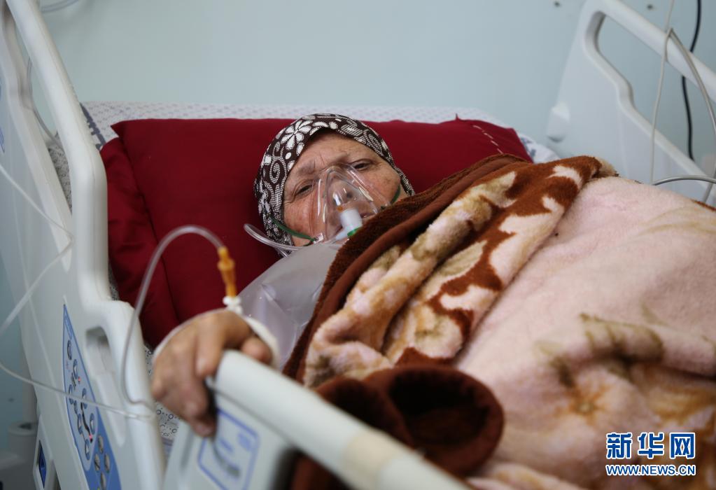 　　4月11日，一名老年新冠患者在加沙地带拉法的一家医院接受治疗。　　加沙地带人口稠密，疫情严重。当地卫生专家说，加沙地带疫情肆虐主要与变异病毒输入有关。受新冠疫苗到货量严重不足影响，巴勒斯坦疫苗接种进度缓慢，远不能满足当地民众接种需求。　　新华社发（哈利德·奥马尔 摄）