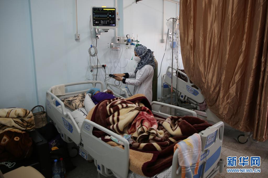 　　4月11日，一名医护人员在加沙地带的拉法为新冠患者治疗。　　加沙地带人口稠密，疫情严重。当地卫生专家说，加沙地带疫情肆虐主要与变异病毒输入有关。受新冠疫苗到货量严重不足影响，巴勒斯坦疫苗接种进度缓慢，远不能满足当地民众接种需求。　　新华社发（哈利德·奥马尔 摄）